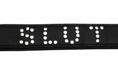 Halsband aus Leder mit SLUT-Schriftzug (aus Nieten)